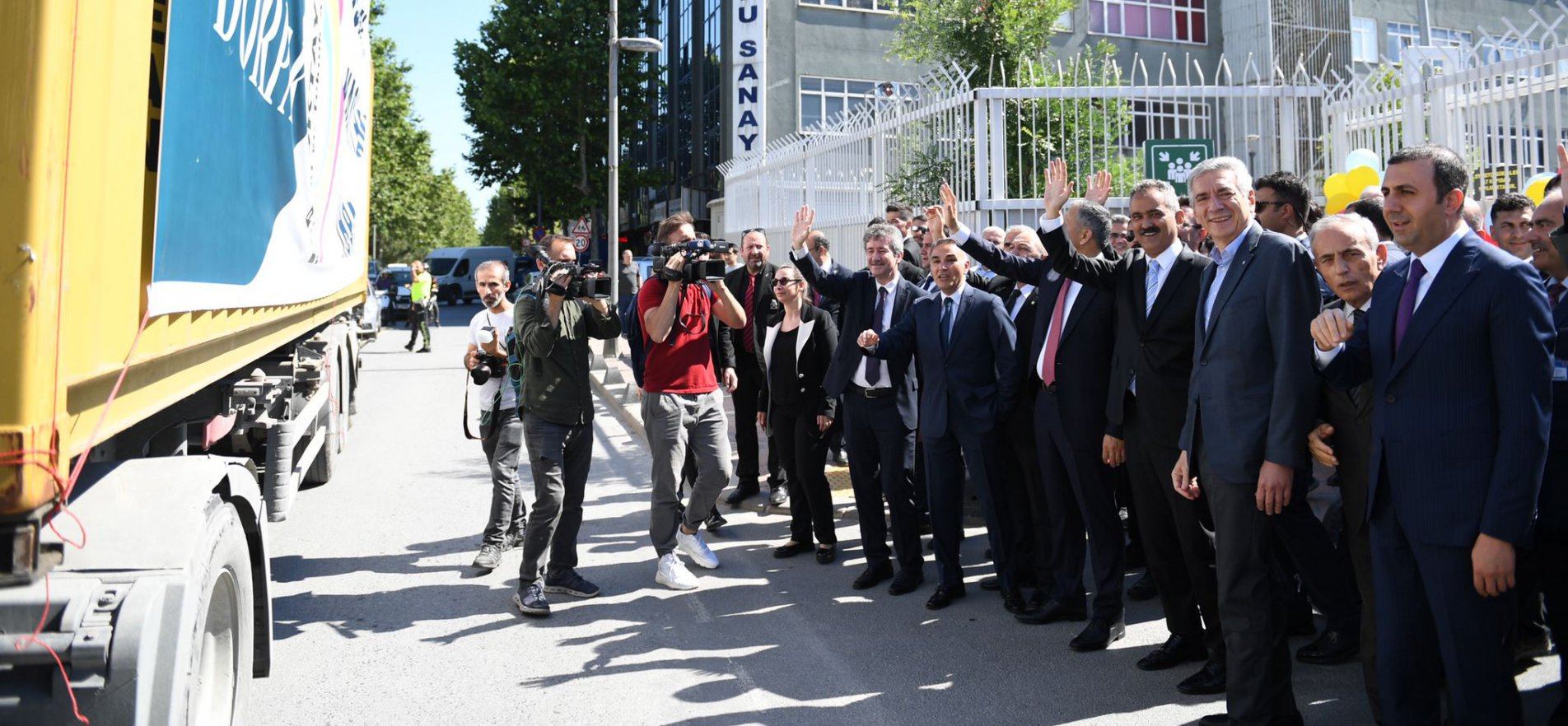 MINISTER ÖZER SENDS OFF FIRST EXPORT TRUCK AS A PART OF THE SCHOOL INDUSTRY COOPERATION MODEL
