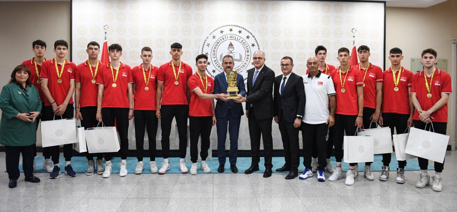 MINISTER ÖZER RECEIVED WORLD CHAMPION HIGH SCHOOL VOLLEYBALL PLAYERS