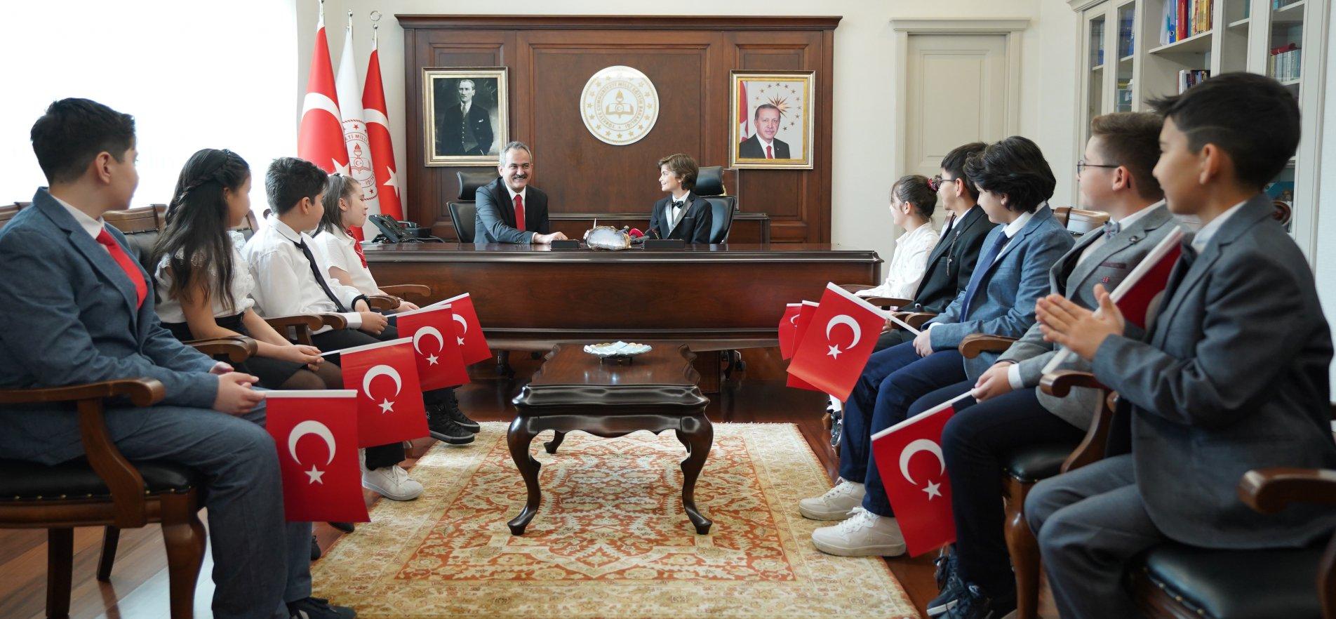 MINISTER OZER RECEIVES THE CHILDREN REPRESENTING 81 PROVINCES ON APRIL 23RD NATIONAL SOVEREIGNTY AND CHILDREN'S DAY